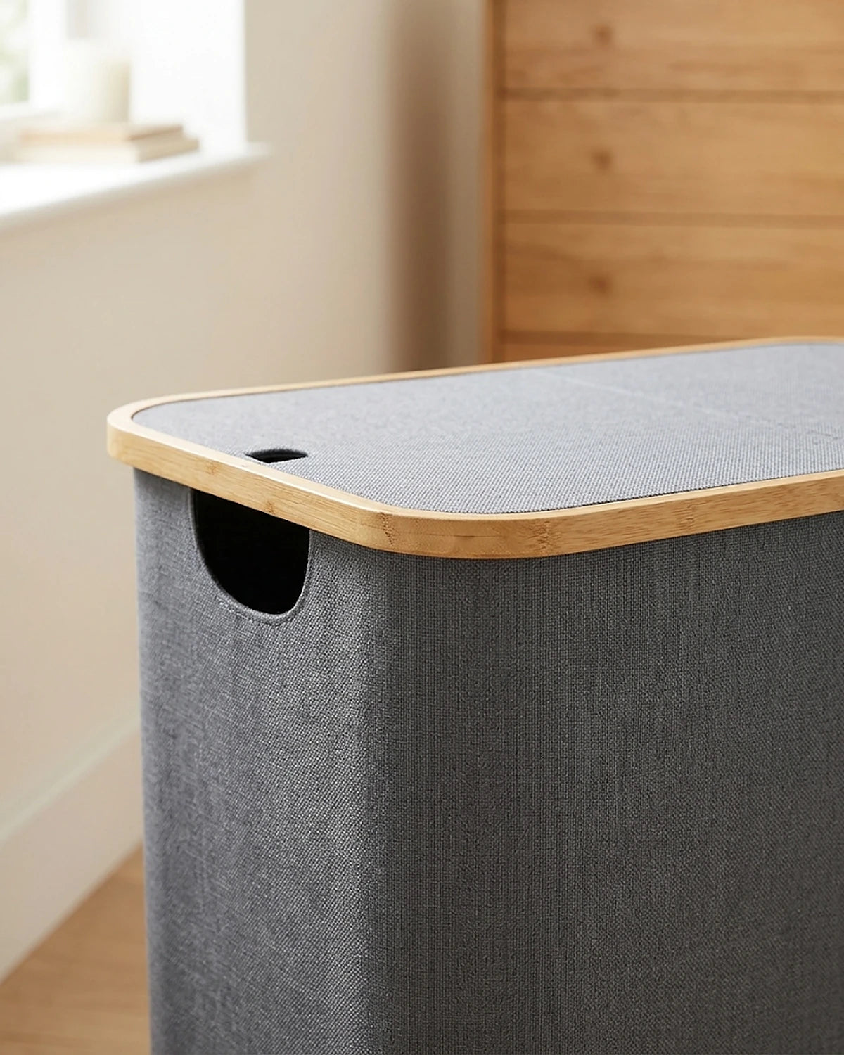 Détail du panier à linge pliable 80 L gris : bord en bambou du couvercle et ouverture pour la main