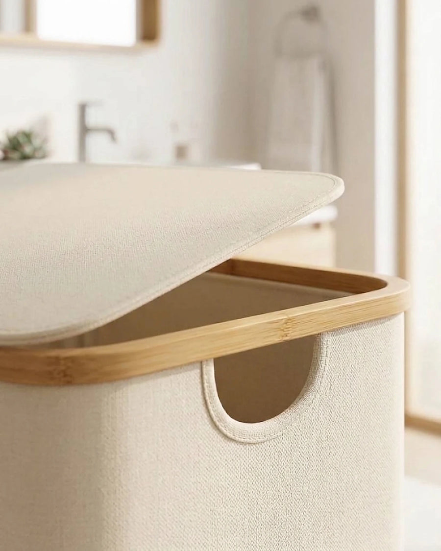 Gros plan sur le bord en bambou et la découpe de poignée du panier à linge étroit 65 L beige