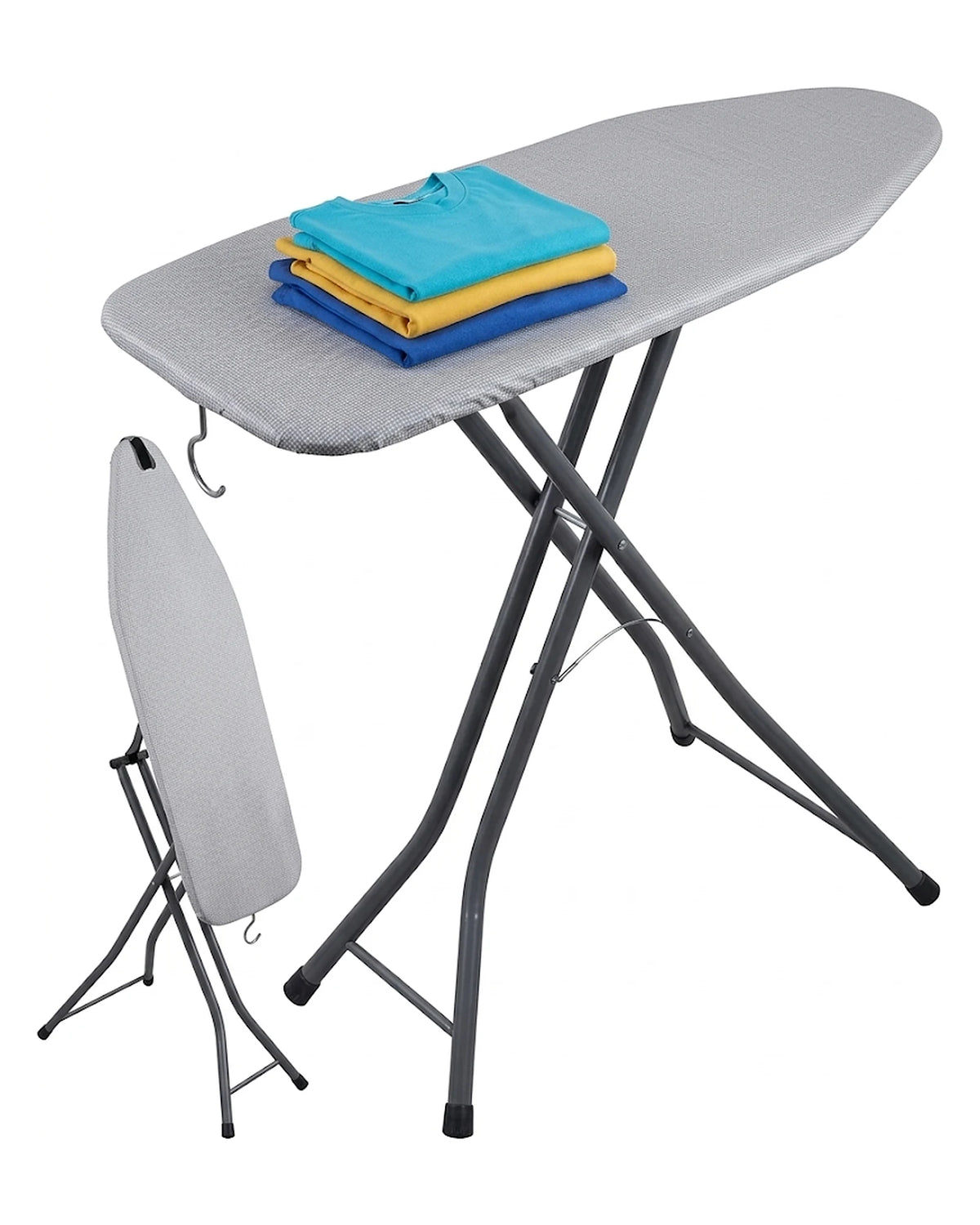 Table à repasser grise dépliée avec une pile de t-shirts sur le plateau, à côté de la version repliée