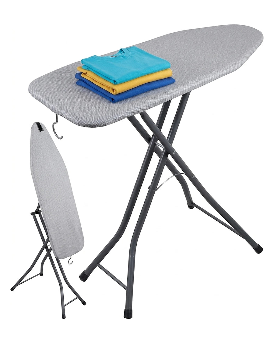 Table à repasser grise dépliée avec une pile de t-shirts sur le plateau, à côté de la version repliée