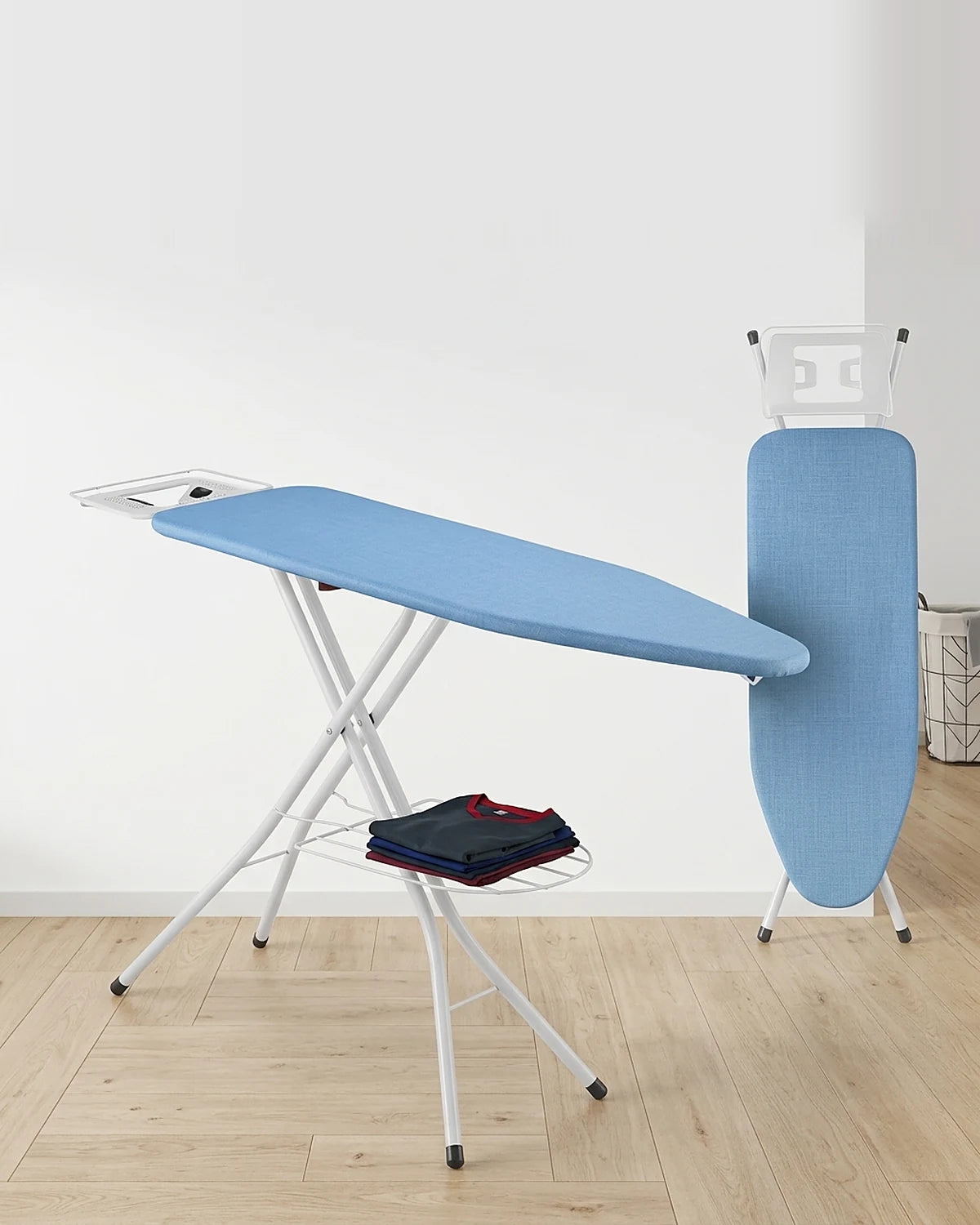 Table à repasser bleue 120 x 38 cm avec étagère pour le linge repassé, dépliée dans une pièce, à côté d'une table rangée debout
